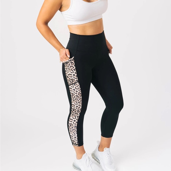 Zyia Leopard Pocket Brilliant Hi-Rise Capri 20” - Picture 2 of 3